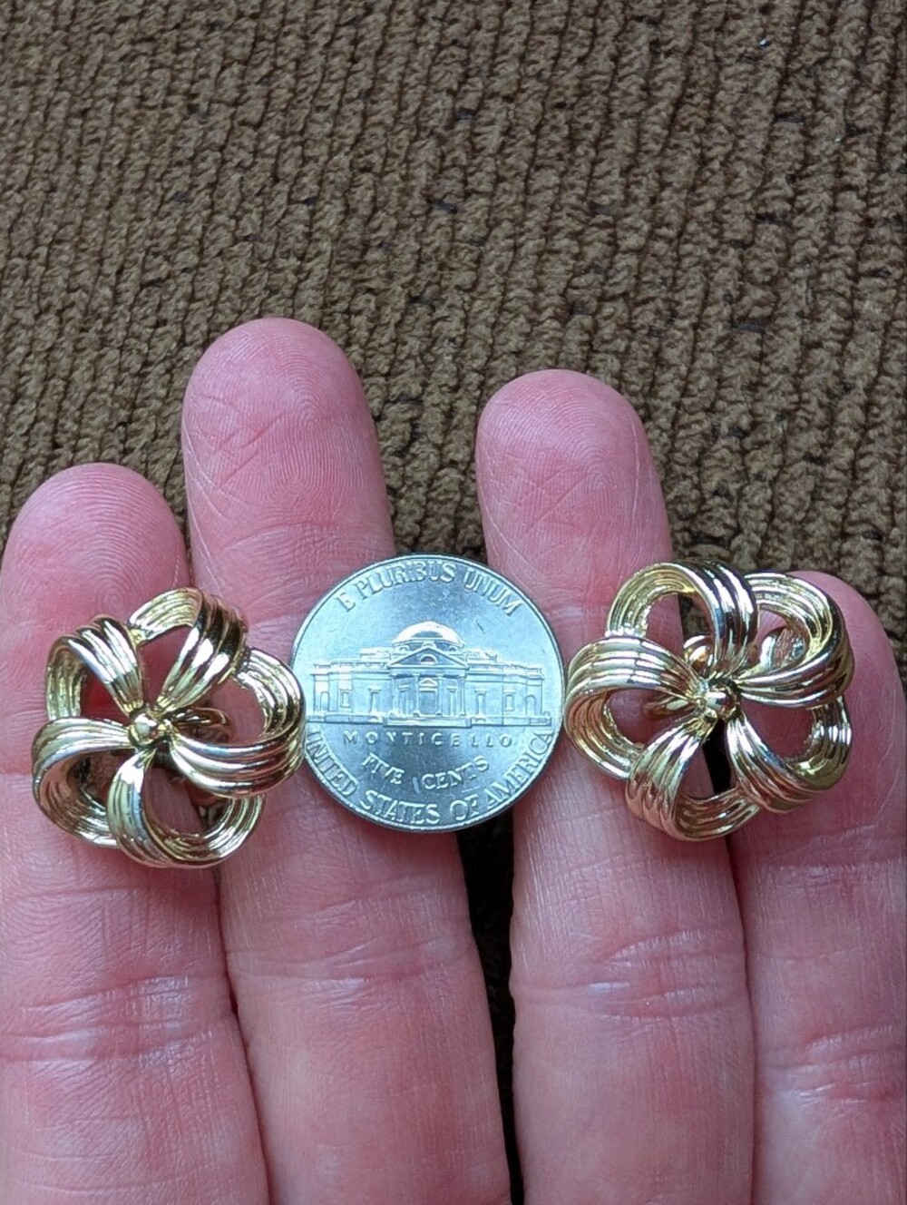 Lisner Flower Screwback Gold Tone Earrings VINTAGE